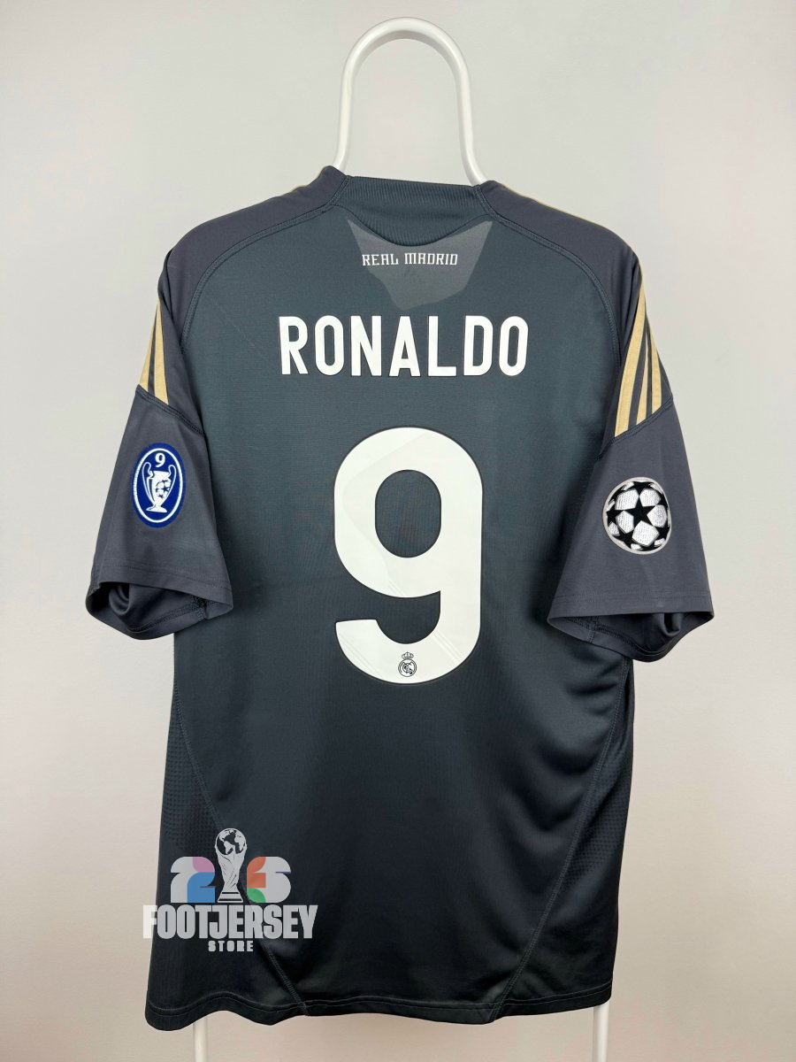 Cristiano Ronaldo - Real Madrid 2009/10 away shirt 🇵🇹