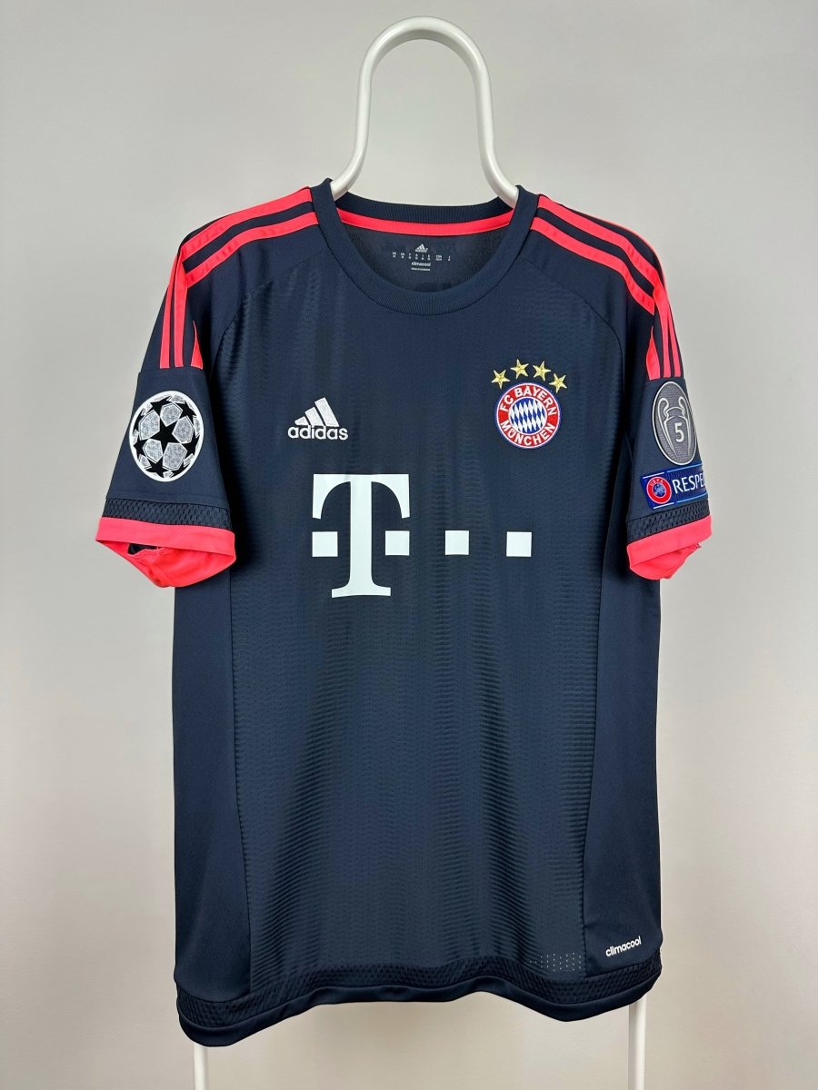 Robert Lewandowski - FC Bayern Munich 2015/16 away shirt 🇵🇱