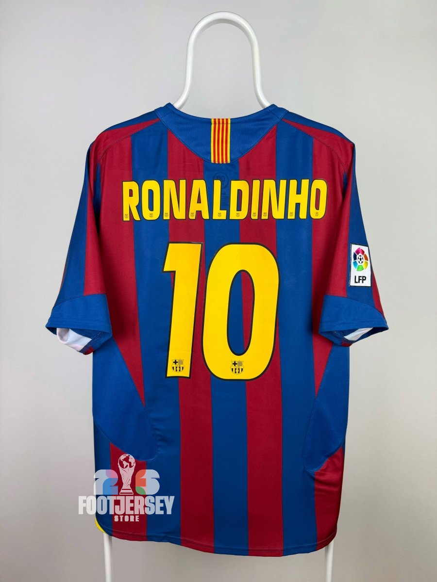 Ronaldinho - FC Barcelona 2005/06 home shirt 🇧🇷